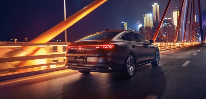 Volkswagen Lamando L driving on a bridge at night
