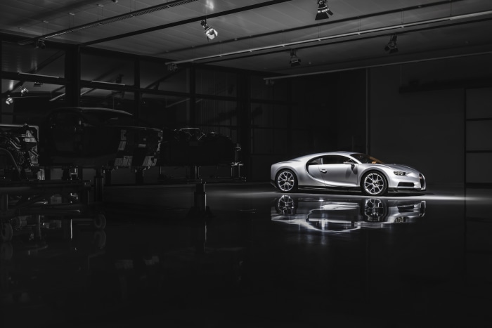Bugatti Chiron 4K in a dark garage
