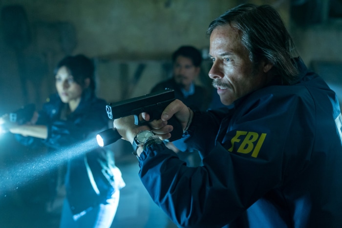 Guy Pearce as FBI agent with gun and flashlight