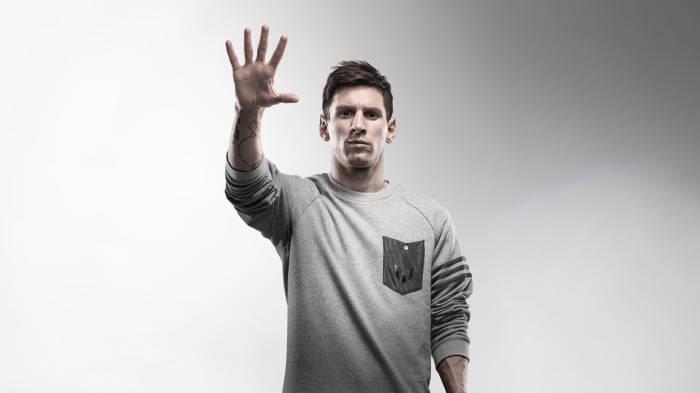 Lionel Messi raising his hand