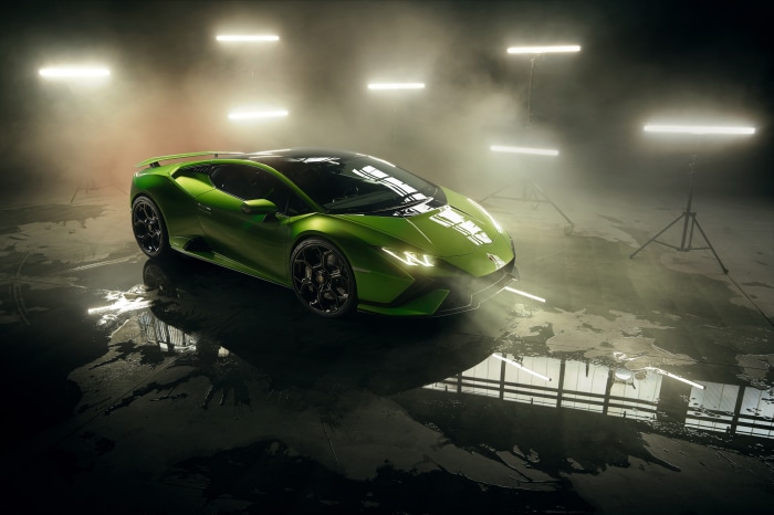 Green Lamborghini Huracán Tecnica in studio