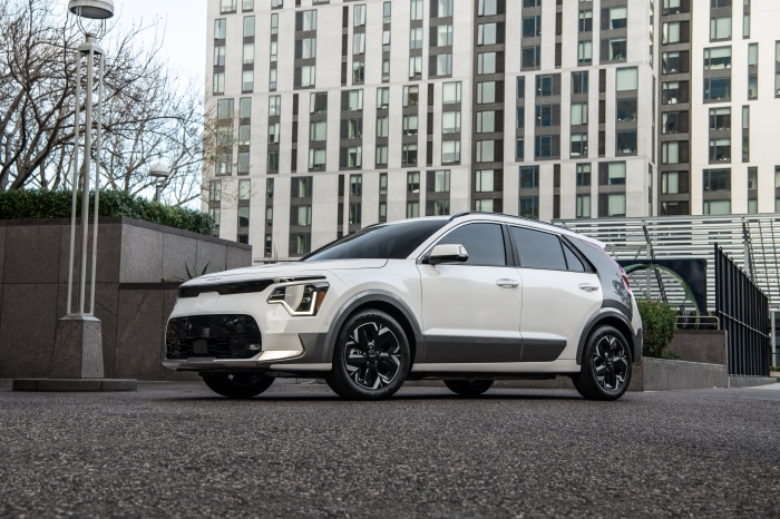 White Kia Niro 4K