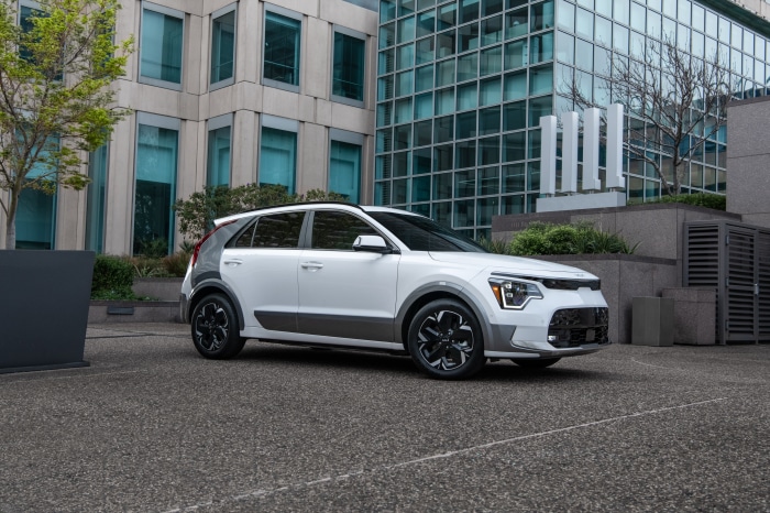 White Kia Niro 4K