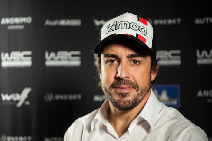 Fernando Alonso wearing a Kimod hat