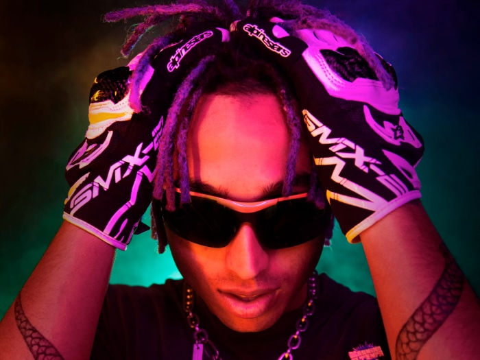 Matuê wearing sunglasses and gloves