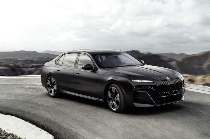 Black BMW 760i xDrive 4K