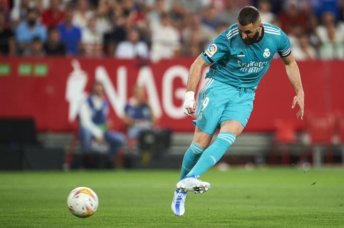 Karim Benzema playing soccer in a stadium 4K