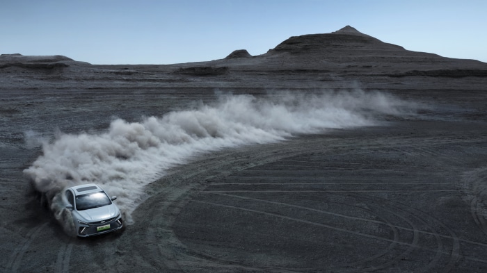 Geely Emgrand L Hi·X drifting in desert 4K