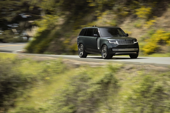 Range Rover P400 LWB 4K driving on a road