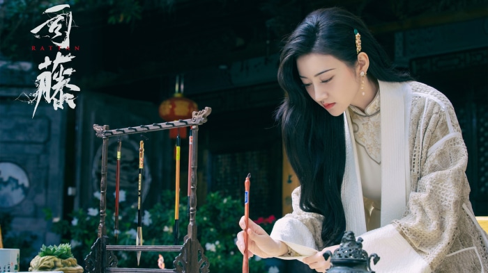 Si Teng practicing calligraphy