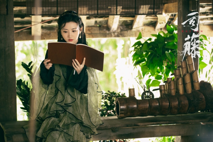 Si Teng reading a book