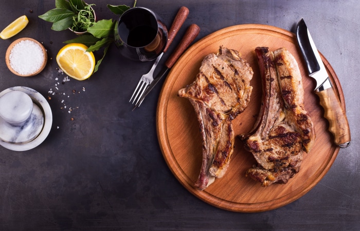 Grilled meat with lemon and wine