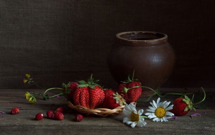 Still life with strawberries and daisies