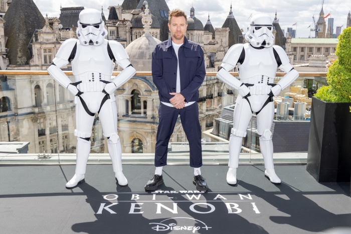 Ewan McGregor with Stormtroopers for Obi-Wan Kenobi
