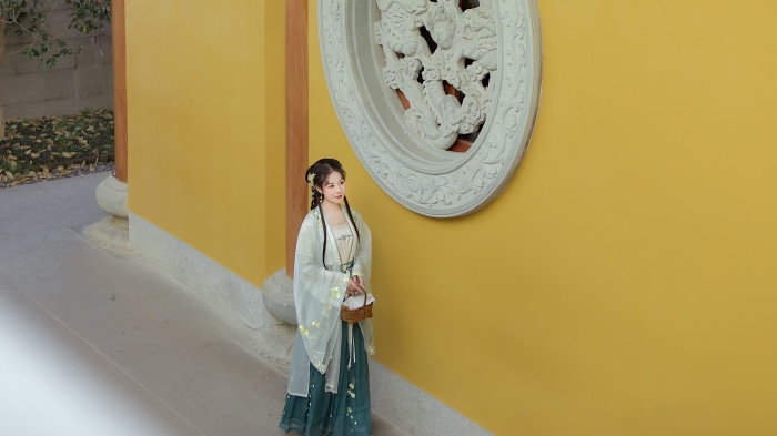 Model in traditional Chinese clothing