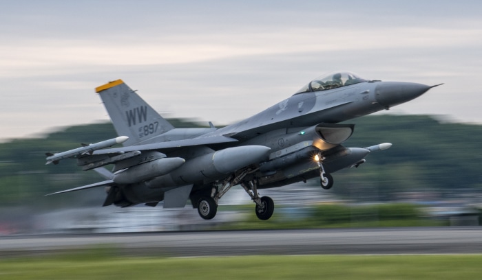 General Dynamics F-16 Fighting Falcon taking off