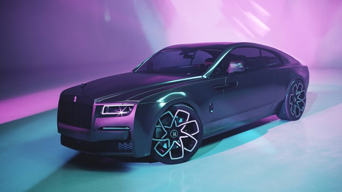 Rolls-Royce Wraith coupe with custom wheels