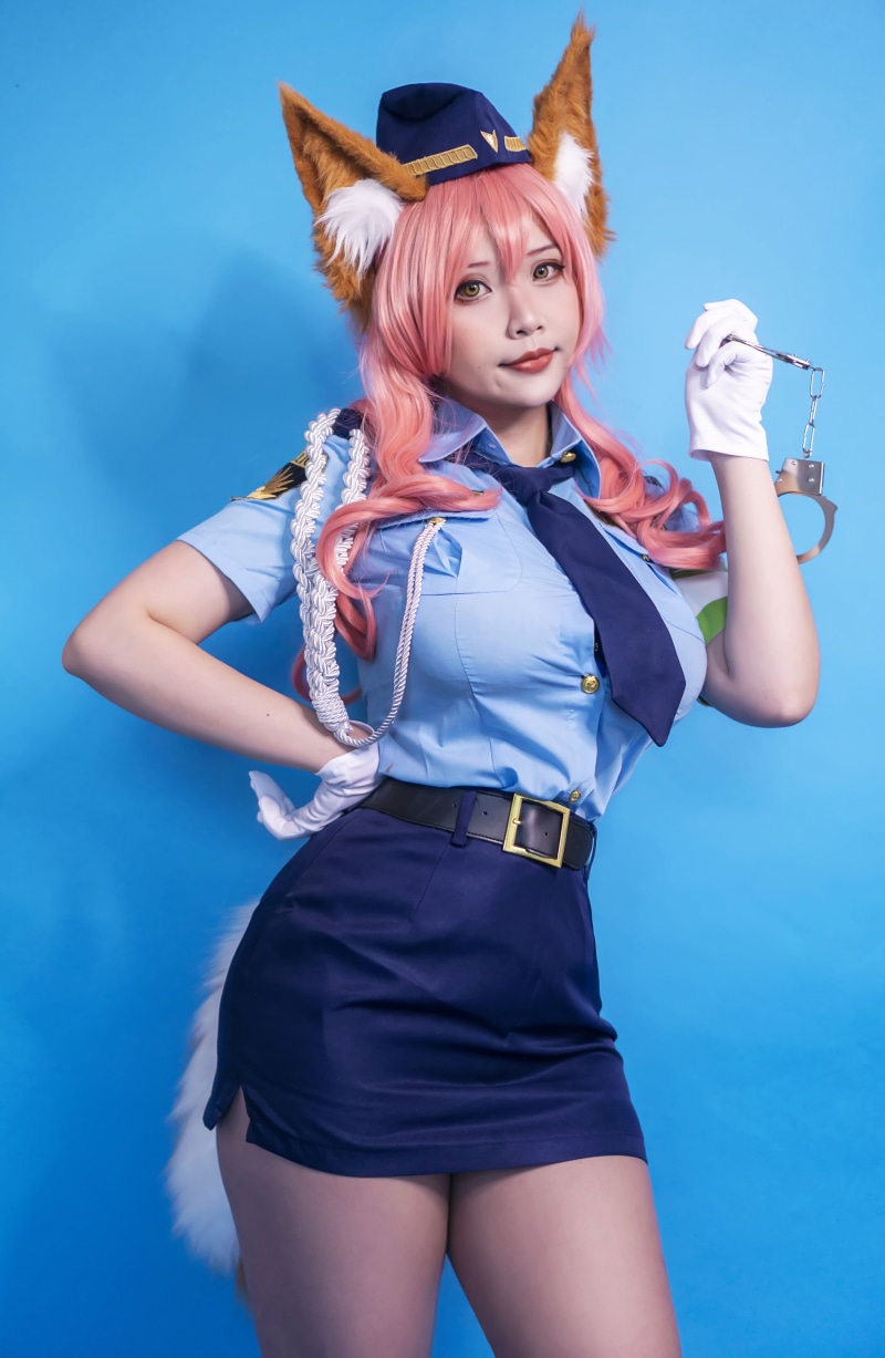 Tamamo no Mae cosplay police officer with handcuffs