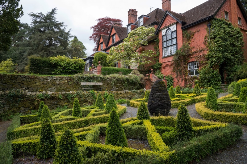 4K, Landscape design of a house in England