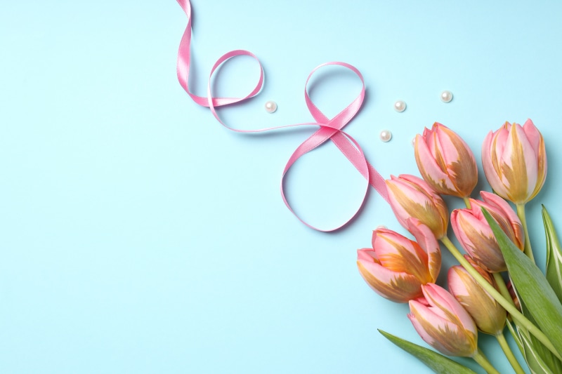 Pink tulips and ribbon forming number 8