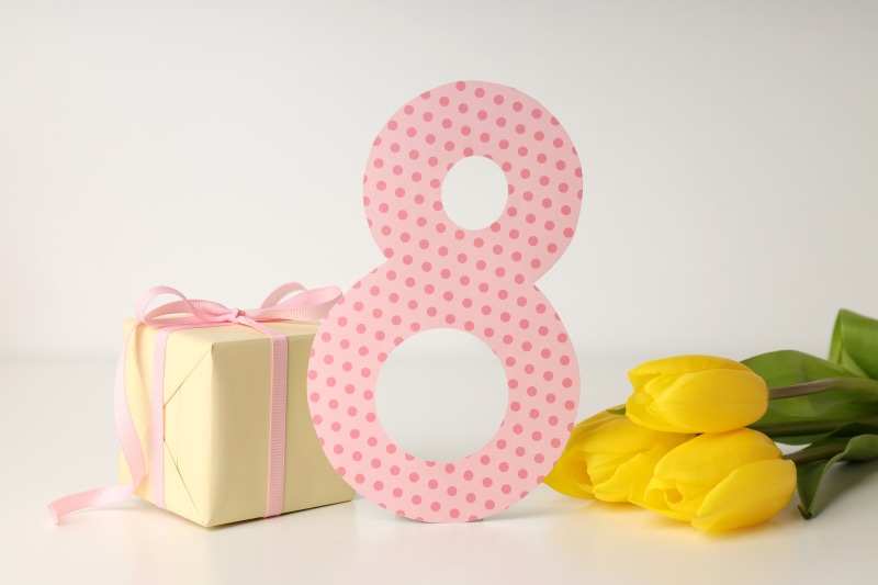 Number 8 with gift and yellow tulips