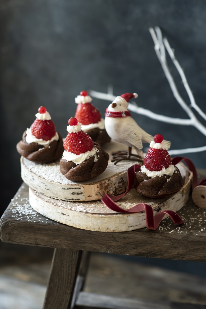 Christmas cakes with strawberries and a bird decoration