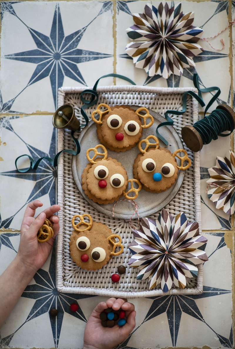 Reindeer cookies with candies and pretzels