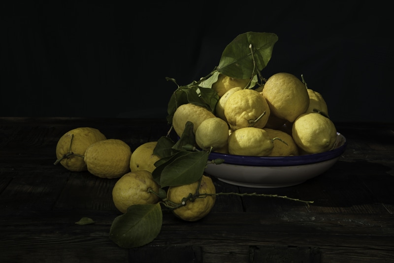 Lemons in a bowl on wood planks