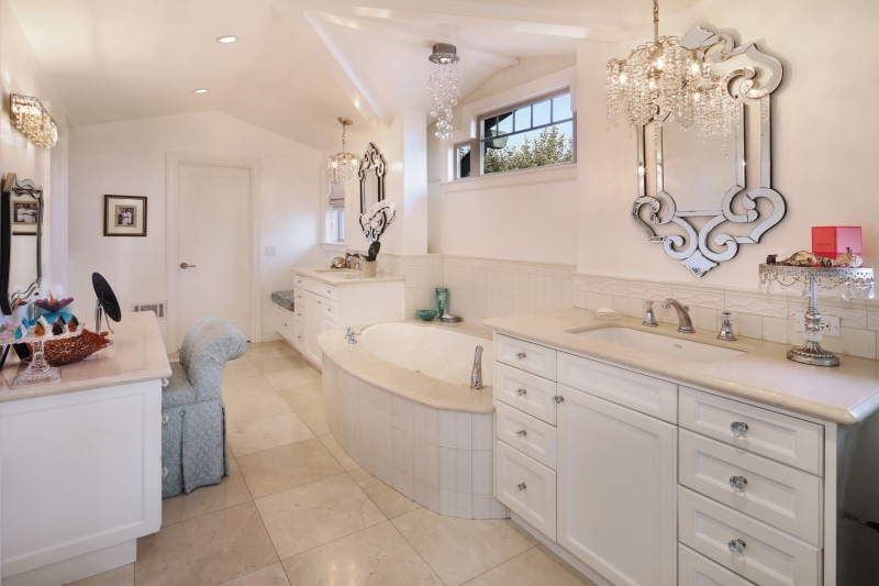 Luxury Bathroom with Bathtub and Vanity