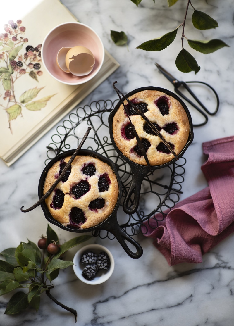 Blackberry cakes in cast iron pans with vanilla beans