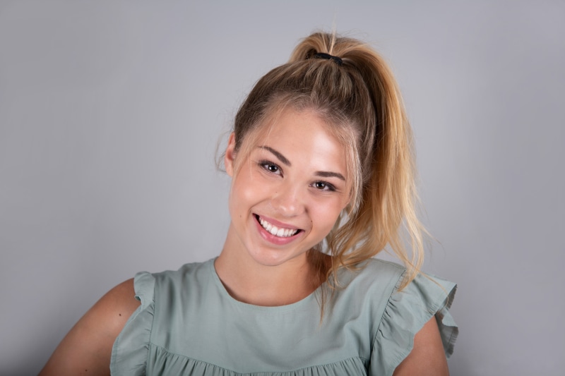 4K Mia Chagnon smiling on gray background