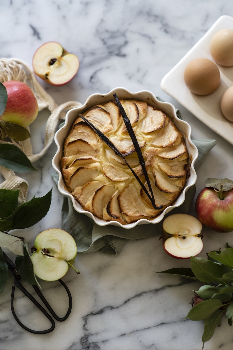 Apple tart with vanilla beans and apples