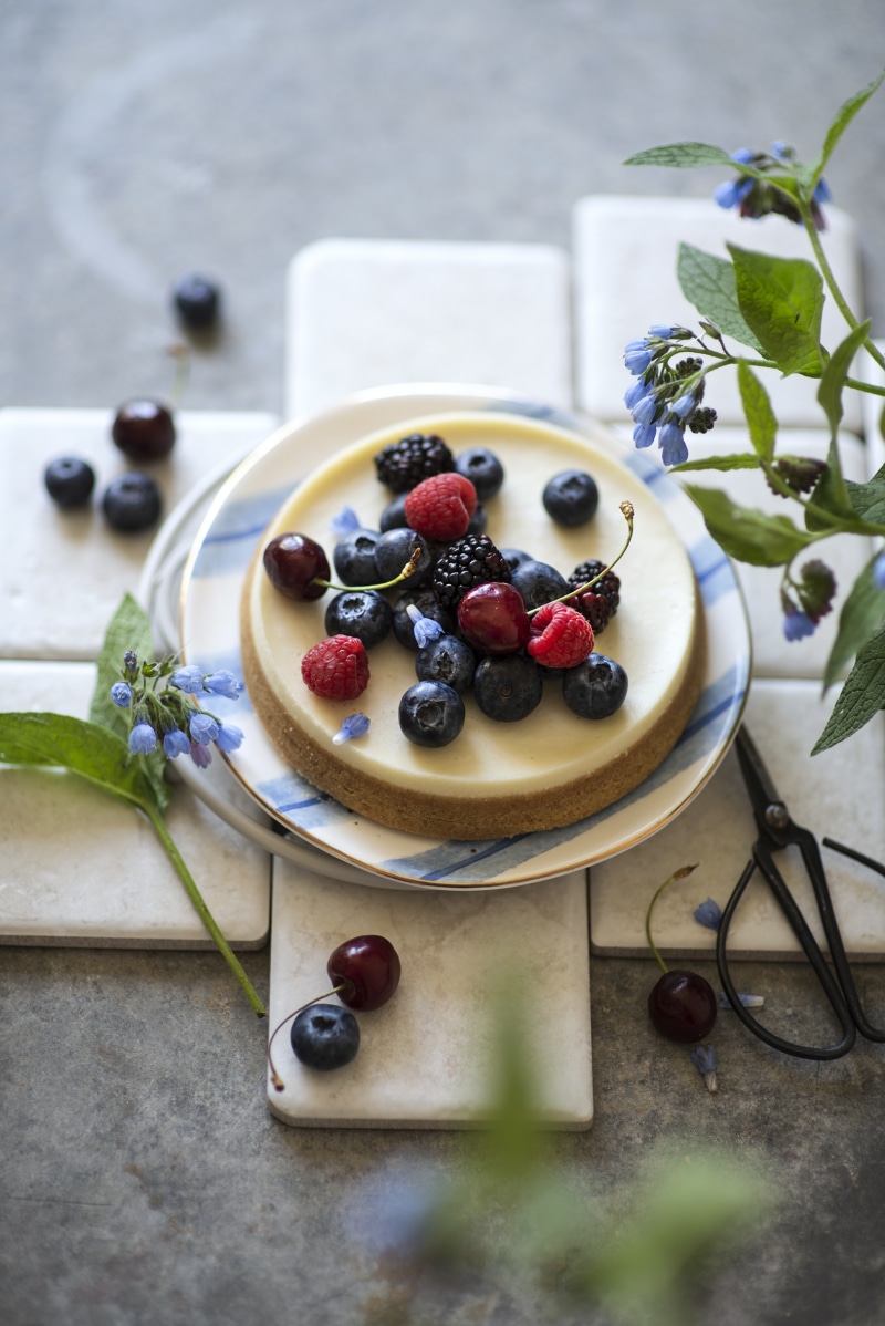 Cheesecake with fresh berries and flowers