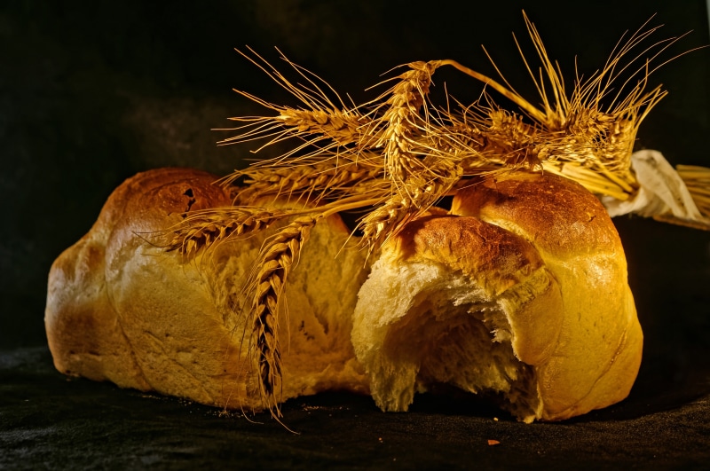 Bread with wheat stalks