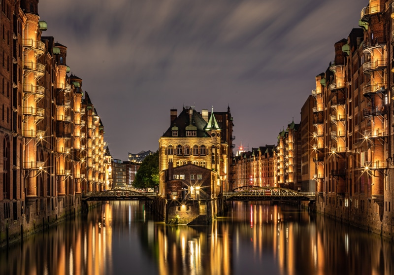 4K Night View of Speicherstadt Hamburg with Water and Bridges
