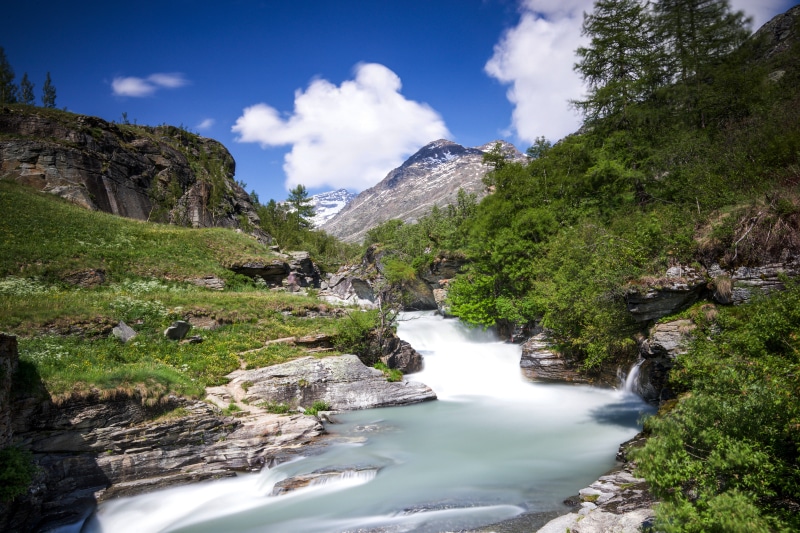 River flowing through mountains in Bonneval-sur-Arc, France