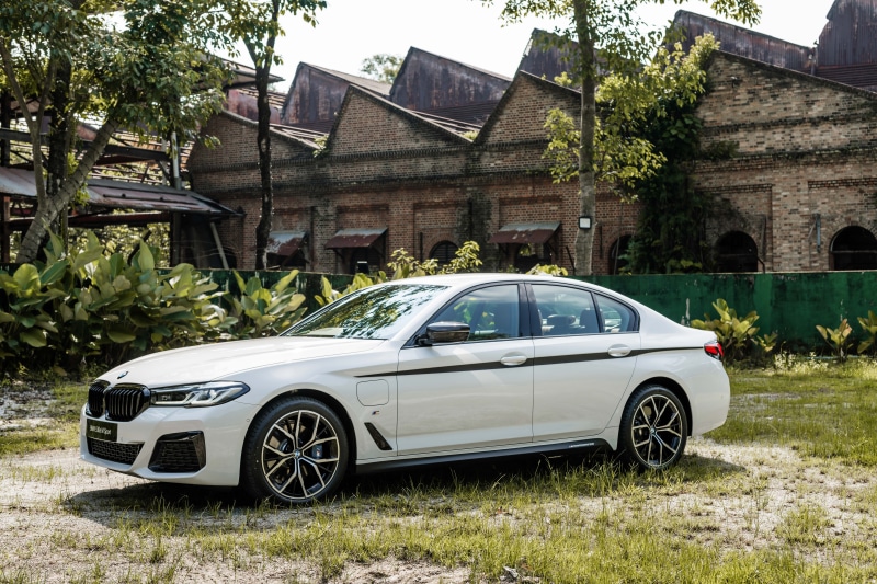 White 2021 BMW 530e M Performance Accessories