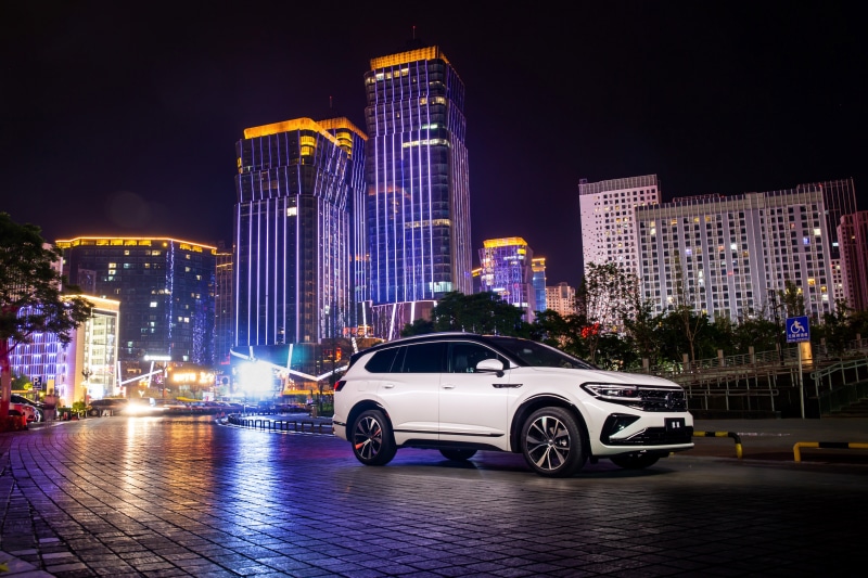 4K White Volkswagen Talagon Crossover at Night