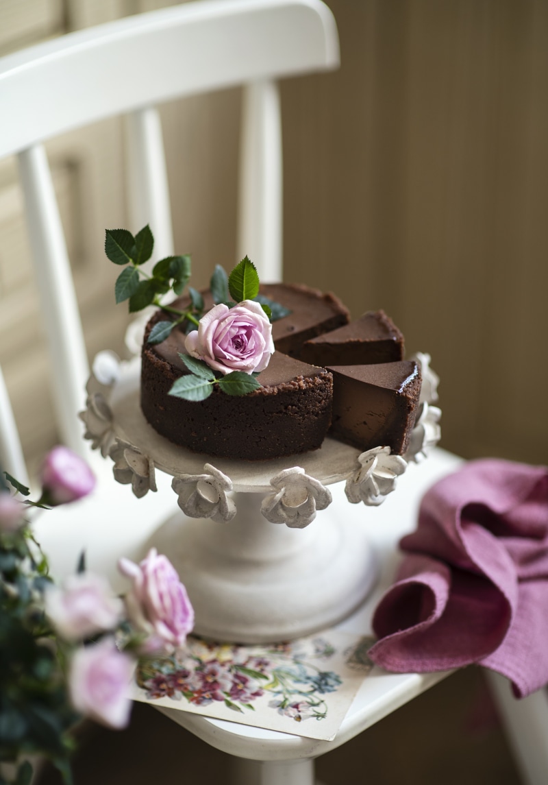 Chocolate cake with roses on a cake stand