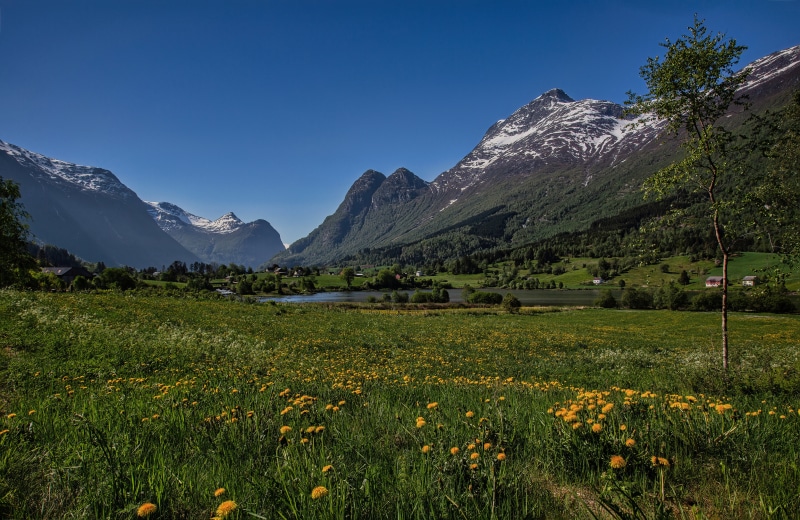4K Olden Norway Mountains Scenery Grasslands