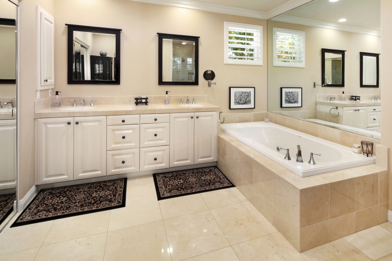 Luxury Bathroom with Bathtub and Vanity