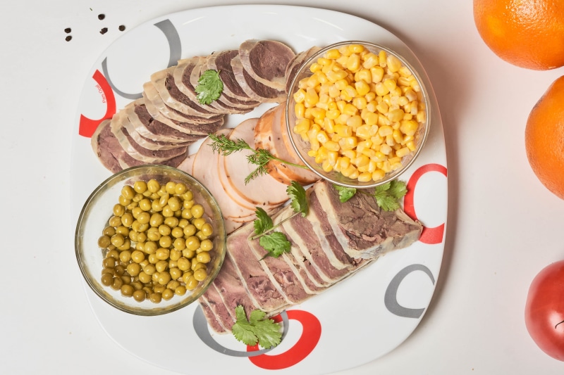 Meat platter with peas and corn