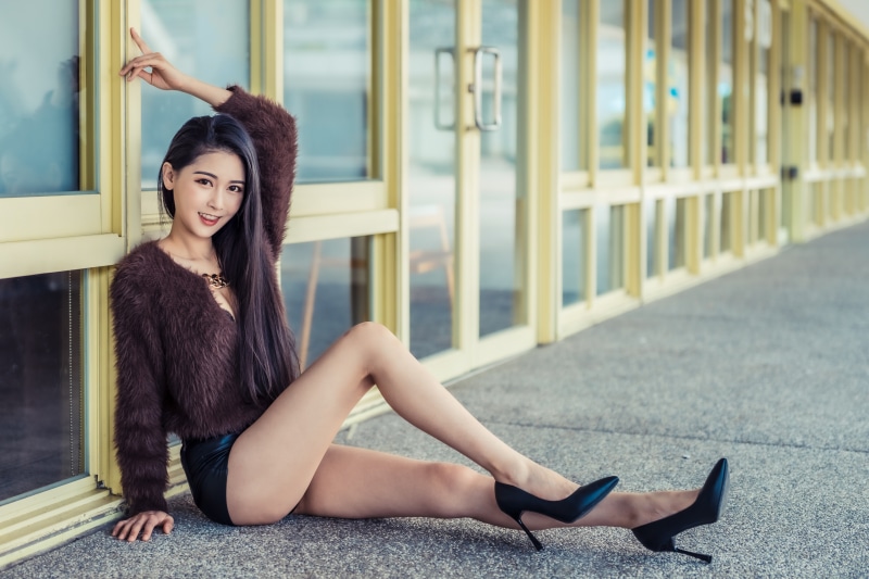 4k Asian Sitting Legs Stilettos Smile Glance Bokeh Hd Wallpaper