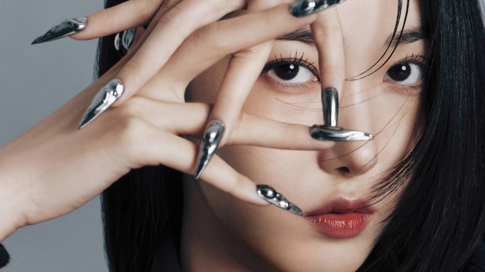 SinB from Viviz with metallic nails