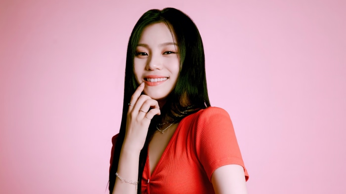Umji from Viviz posing for a photo