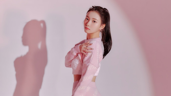 Youngeun from Kep1er in pink outfit 4K
