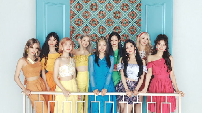 fromis_9 members posing for Talk & Talk concept 4K