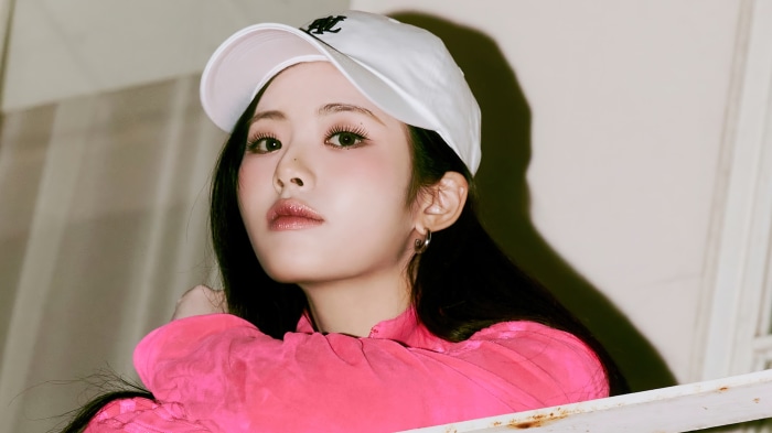 Jiwon from fromis_9 wearing a white cap