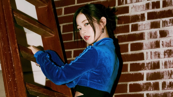 Chaeyoung from fromis_9 on a ladder