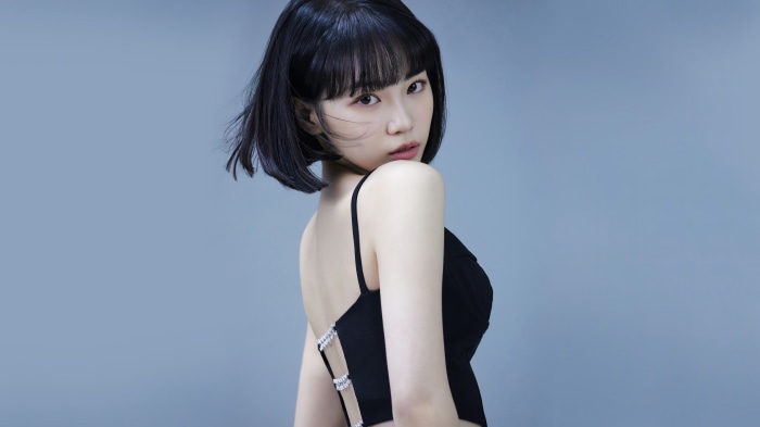 Kim Chaewon from LE SSERAFIM in black outfit
